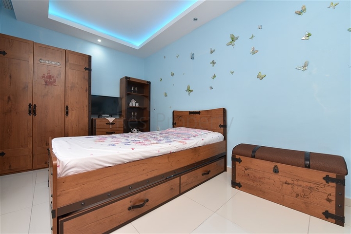 2+1 apartment with separate kitchen 125 m from the sea in Mahmutlar district