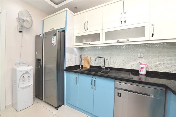 2+1 apartment with separate kitchen 125 m from the sea in Mahmutlar district