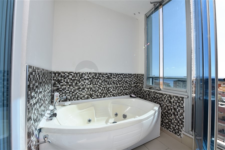 2+1 apartment with separate kitchen 125 m from the sea in Mahmutlar district