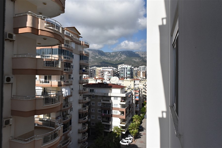2+1 apartment with separate kitchen 125 m from the sea in Mahmutlar district