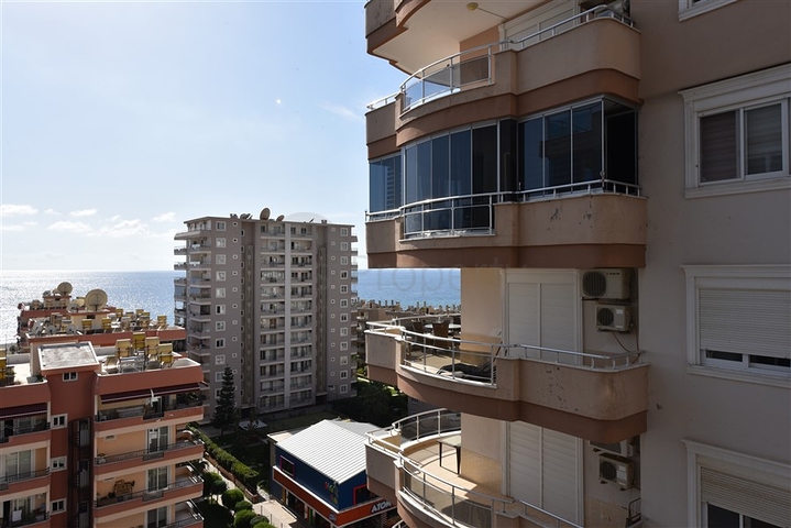 2+1 apartment with separate kitchen 125 m from the sea in Mahmutlar district