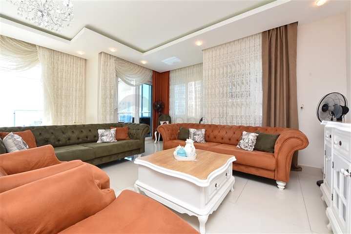 2+1 apartment with separate kitchen 125 m from the sea in Mahmutlar district