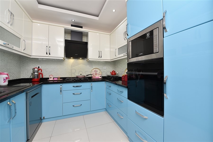 2+1 apartment with separate kitchen 125 m from the sea in Mahmutlar district