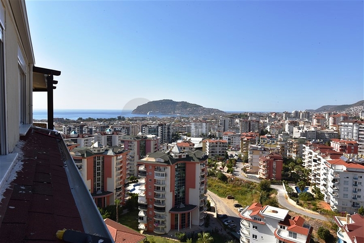 4+1 penthouse with an open view of the sea and the Alanya fortress