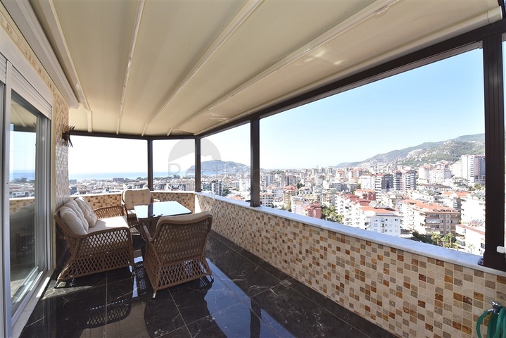 4+1 penthouse with an open view of the sea and the Alanya fortress