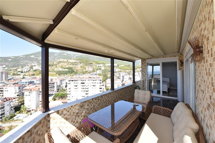 4+1 penthouse with an open view of the sea and the Alanya fortress