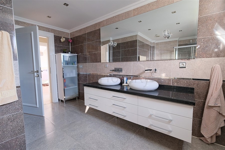 4+1 villa with stunning views and swimming pool