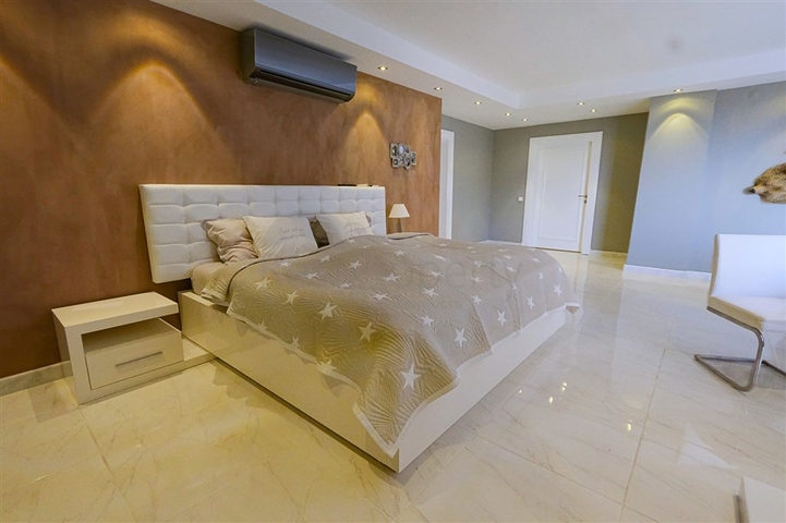 4+1 villa with stunning views and swimming pool