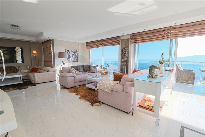 4+1 villa with stunning views and swimming pool