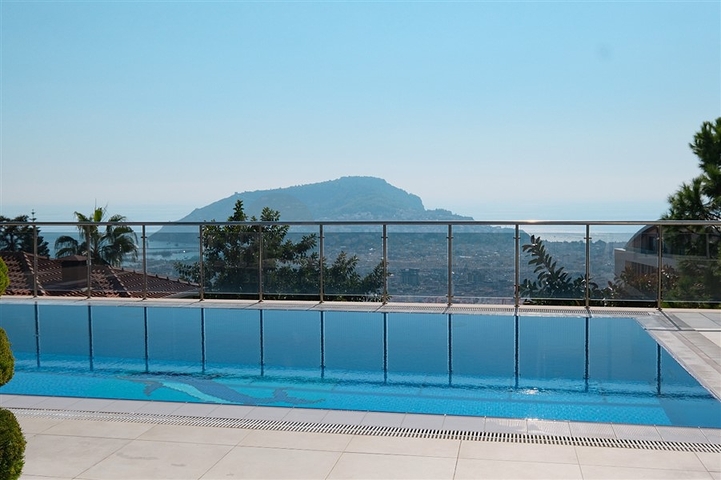 4+1 villa with stunning views and swimming pool