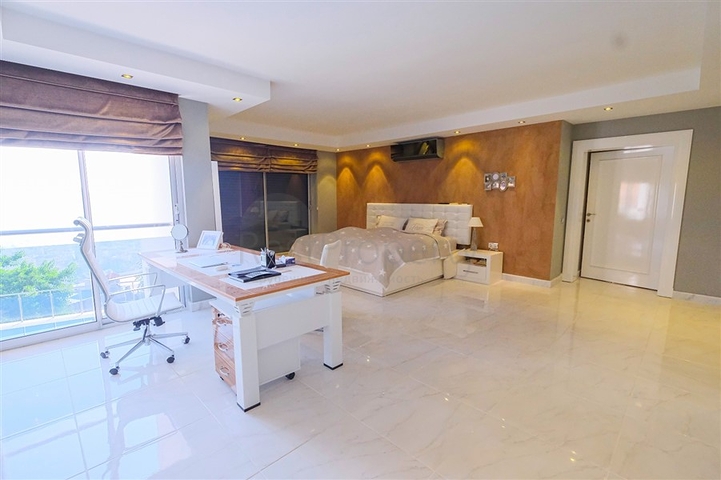 4+1 villa with stunning views and swimming pool