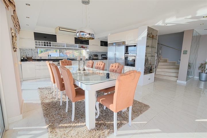 4+1 villa with stunning views and swimming pool