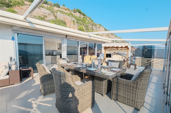 4+1 villa with stunning views and swimming pool