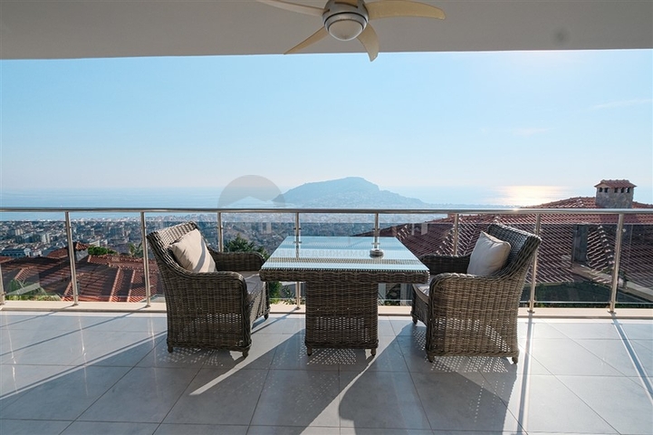 4+1 villa with stunning views and swimming pool