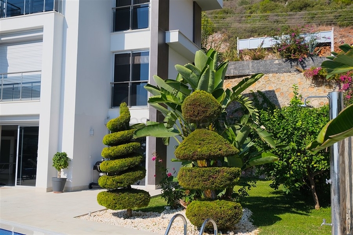 4+1 villa with stunning views and swimming pool