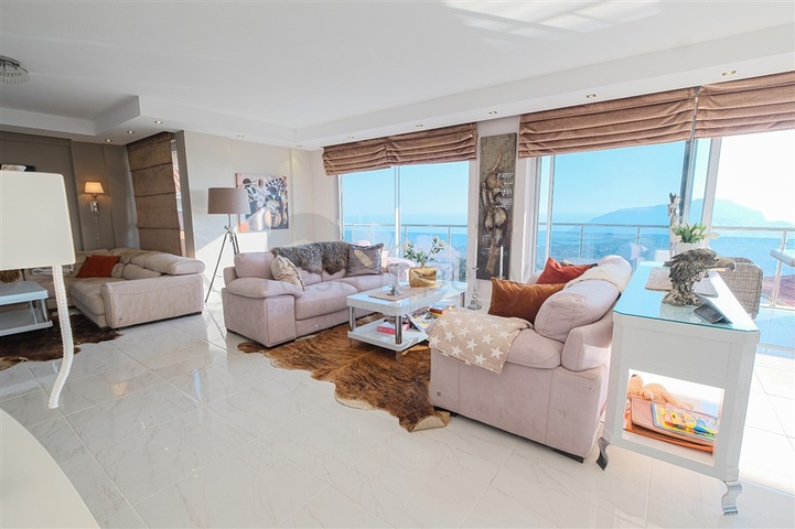 4+1 villa with stunning views and swimming pool