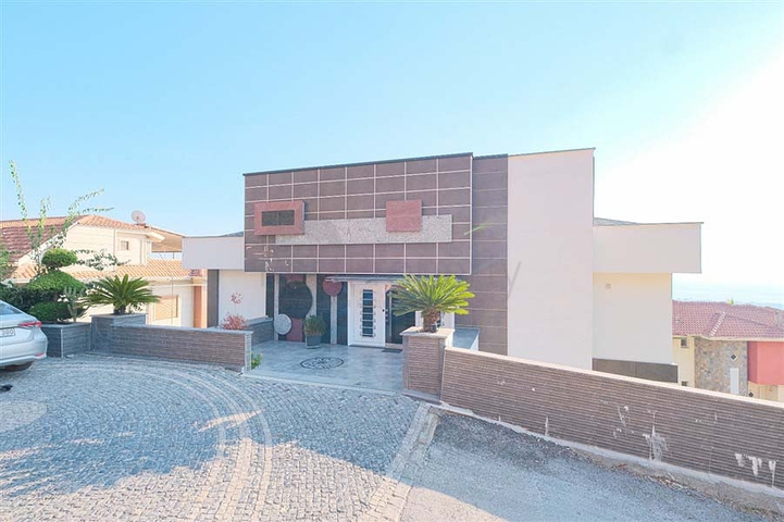 4+1 villa with stunning views and swimming pool
