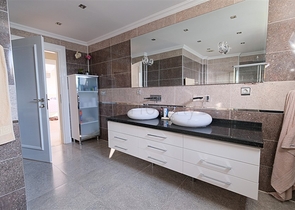 4+1 villa with stunning views and swimming pool