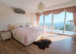 4+1 villa with stunning views and swimming pool