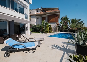 4+1 villa with stunning views and swimming pool