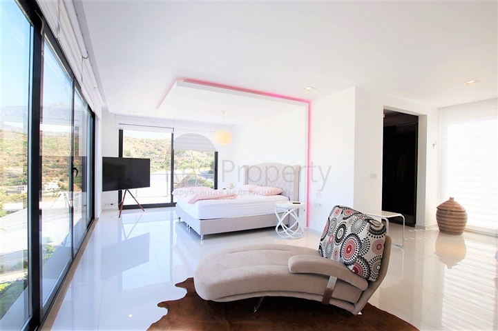 Luxury 4+1 villa with new furniture in a modern style 