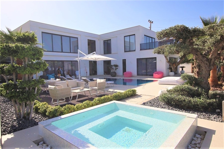 Luxury 4+1 villa with new furniture in a modern style 