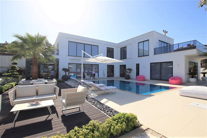 Luxury 4+1 villa with new furniture in a modern style 