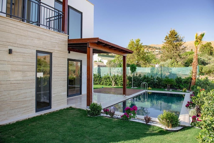 A complex of residences and villas in a picturesque location in the Gyumyushlyuk area