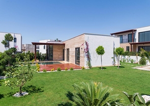 A complex of residences and villas in a picturesque location in the Gyumyushlyuk area