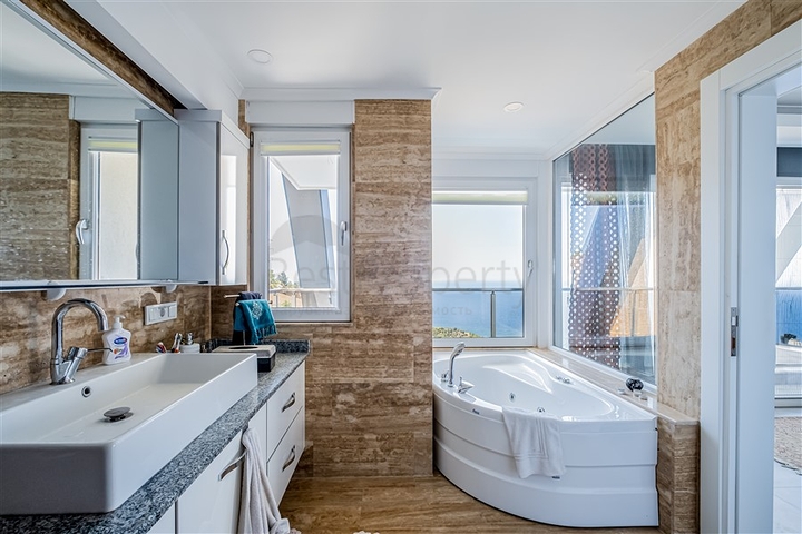 3+1 villa with panoramic view in Kargicak area