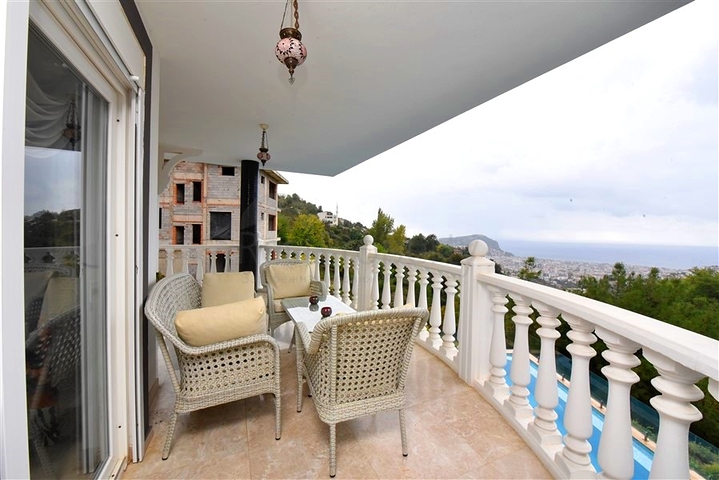Furnished villa with panoramic views in the very center of Alanya
