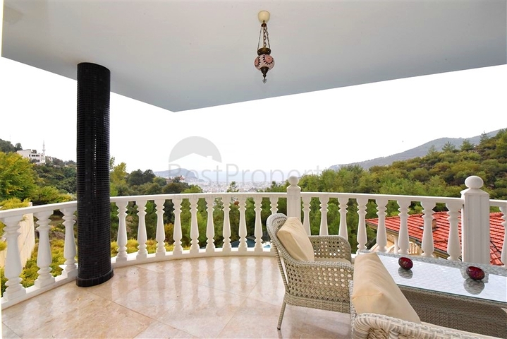 Furnished villa with panoramic views in the very center of Alanya