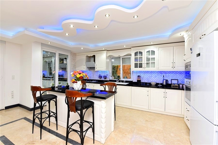 Furnished villa with panoramic views in the very center of Alanya