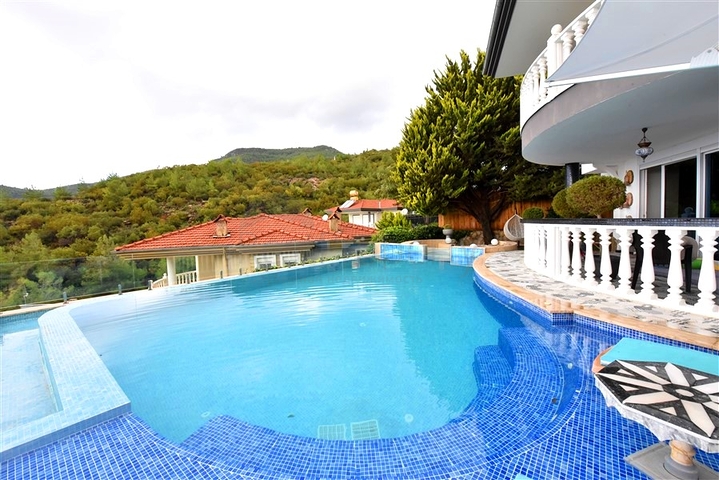 Furnished villa with panoramic views in the very center of Alanya