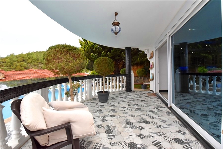 Furnished villa with panoramic views in the very center of Alanya