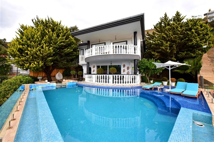 Furnished villa with panoramic views in the very center of Alanya
