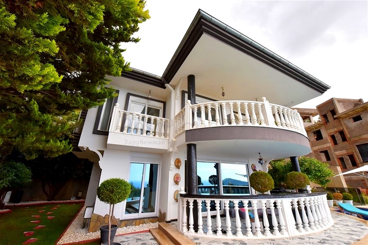Furnished villa with panoramic views in the very center of Alanya