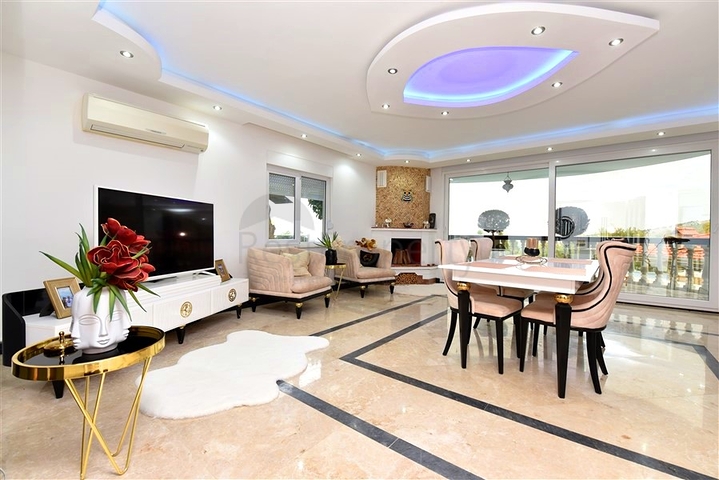 Furnished villa with panoramic views in the very center of Alanya