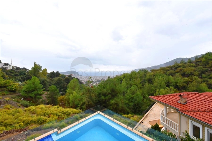 Furnished villa with panoramic views in the very center of Alanya