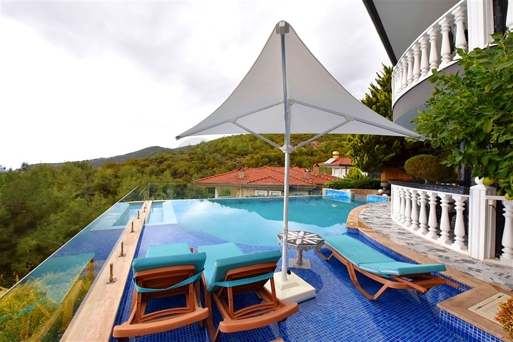 Furnished villa with panoramic views in the very center of Alanya