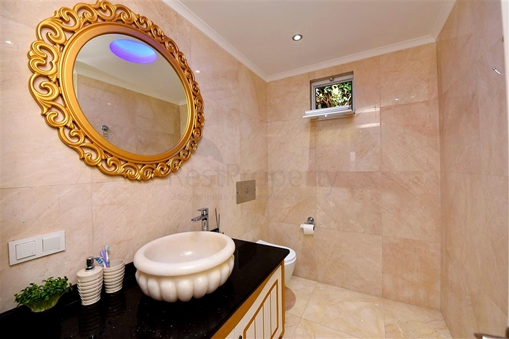 Furnished villa with panoramic views in the very center of Alanya