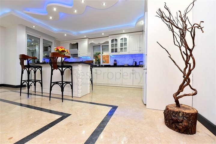 Furnished villa with panoramic views in the very center of Alanya