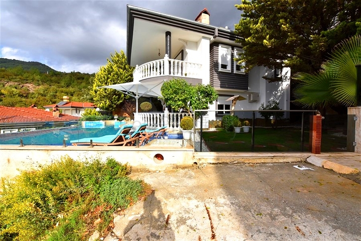 Furnished villa with panoramic views in the very center of Alanya