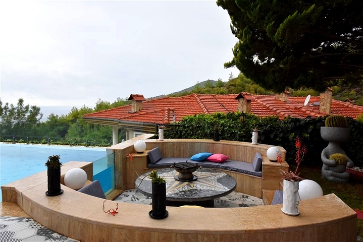 Furnished villa with panoramic views in the very center of Alanya