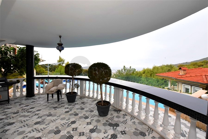 Furnished villa with panoramic views in the very center of Alanya
