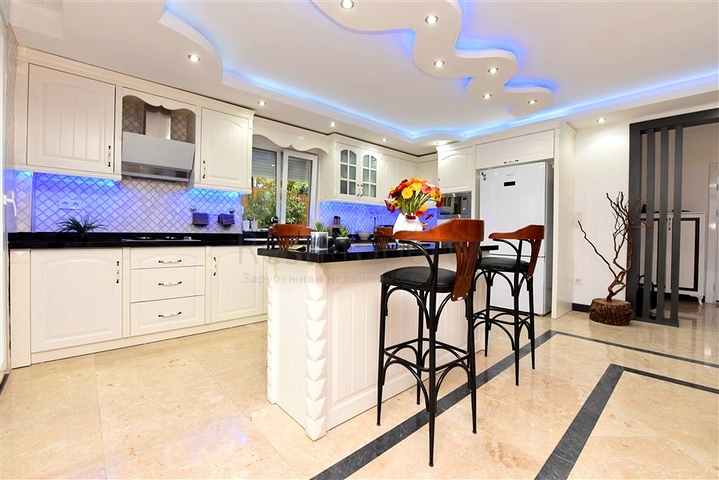 Furnished villa with panoramic views in the very center of Alanya