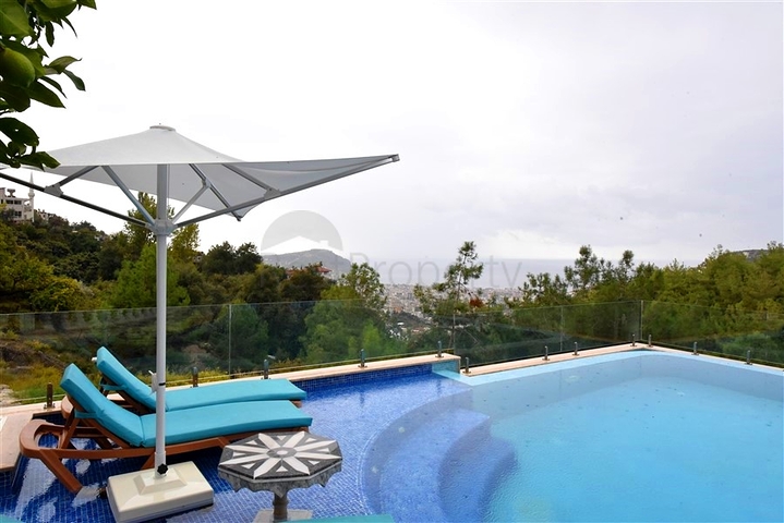 Furnished villa with panoramic views in the very center of Alanya