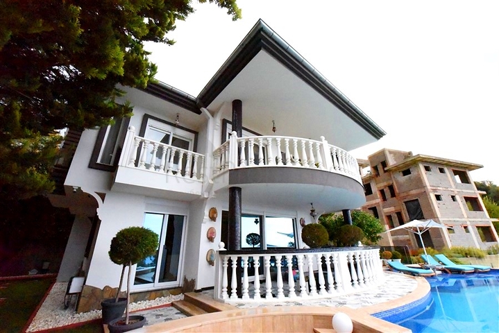 Furnished villa with panoramic views in the very center of Alanya