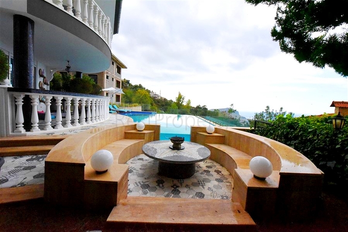 Furnished villa with panoramic views in the very center of Alanya