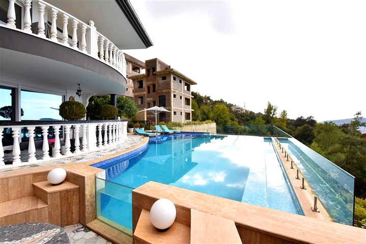 Furnished villa with panoramic views in the very center of Alanya